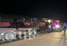 Camioneta en total descontrol impacta contra una vivienda en Jalapa