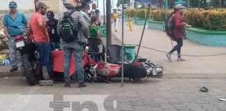 Foto: ¡La Imprudencia de aventajar! Motociclista se estrella en un puesto de celulares en Juigalpa/TN8