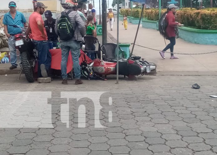 Foto: ¡La Imprudencia de aventajar! Motociclista se estrella en un puesto de celulares en Juigalpa/TN8