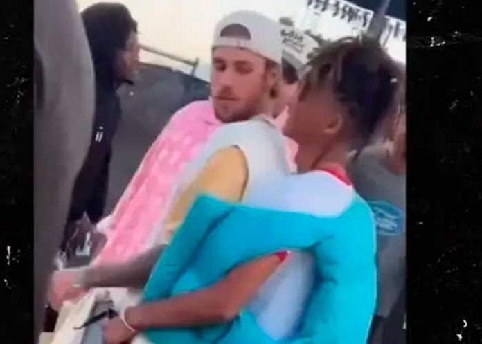 Justin Bieber y Jaden Smith se dan tierno beso en Coachella