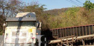 Tráiler a punto de caer al abismo en la Cuesta El Plomo en Managua