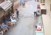 En la India, barda de concreto aplastó a adultos mayores que platicaban en la calle