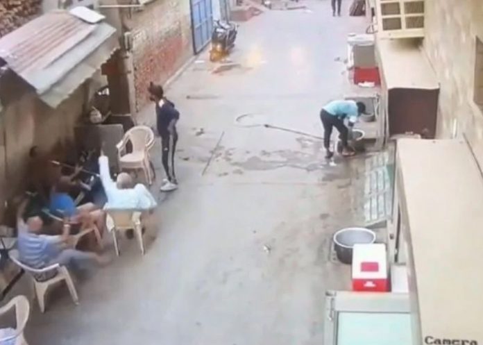 En la India, barda de concreto aplastó a adultos mayores que platicaban en la calle