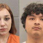 Padres arrestados tras encontrar muertas en su cuna a sus gemelas en Houston