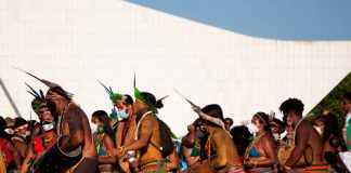 Foto: Indígenas de Brasil exigen demarcación de tierras en el Campamento Tierra Libre / Cortesía