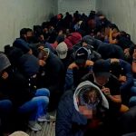 Apiñados como ganado, así hallan a 131 migrantes en un contenedor en México