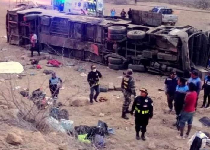 Al menos 23 muertos al caer bus a un abismo en norte de Perú