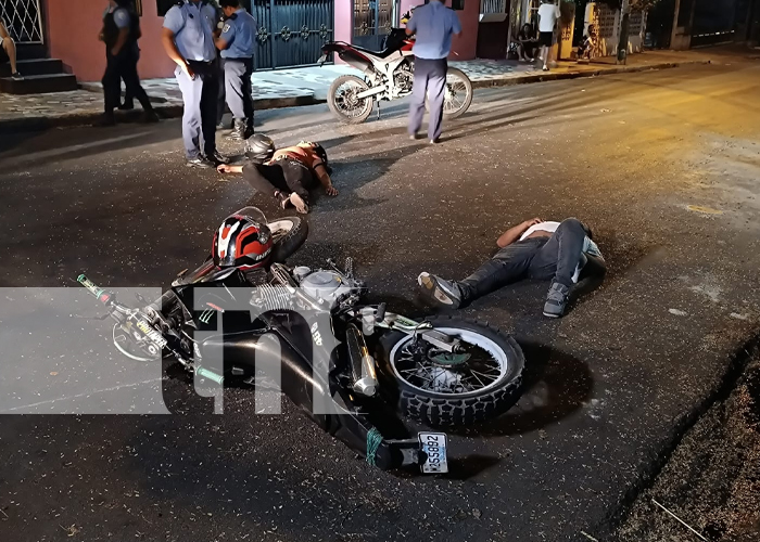 Foto: Choque entre motocicletas deja tres heridos en Managua por irrespeto a señal de ALTO/TN8