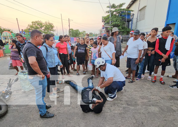 Foto: Taxista impacta catapulta a motociclista y lo deja lesionado en Bilwi/TN8