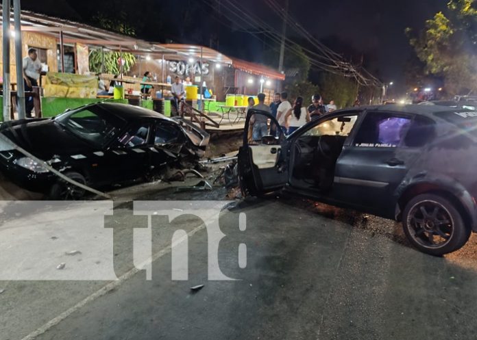 Mecánico pierde el control de su carro y se estrella contra otro en Carretera Nueva León