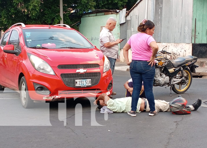 Conductor herido en colisión entre motocicleta y auto en Campo Bruce, Managua