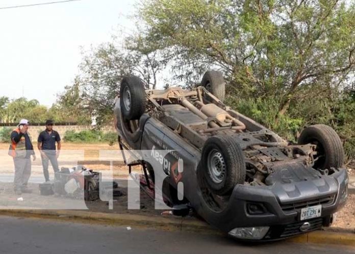 Camioneta de telecomunicaciones queda volcada en Managua