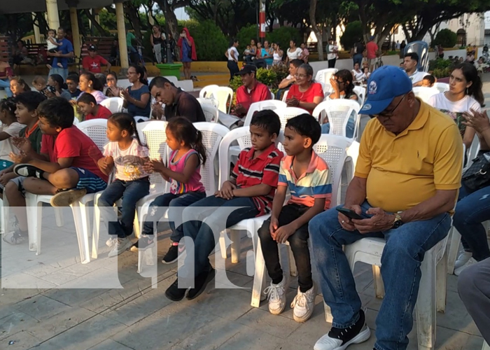 Foto: Familias se divirtieron con la presentación del show de Teatro Arlequín en el paseo Nandaimeño/TN8