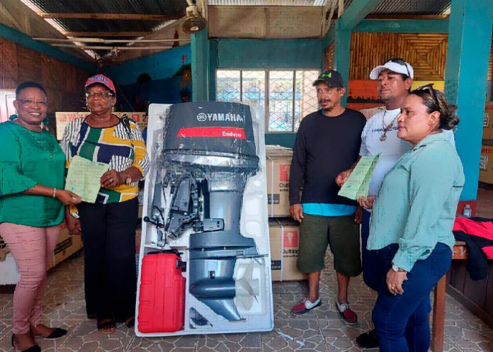 Foto: Entregan motores marinos a pescadores del Caribe Sur / Cortesía