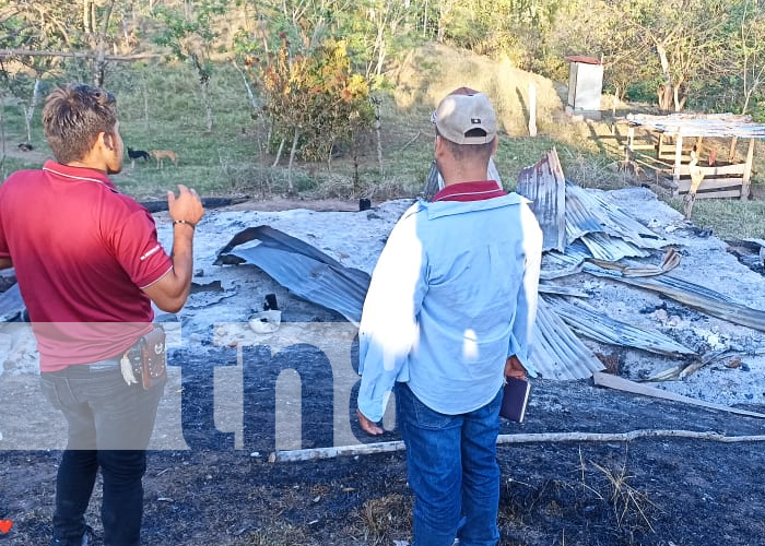 Foto: Familia afectada por incendio en Matiguás/TN8