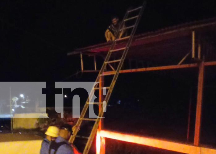 Foto: Rescatan a joven atrapado en el techo de una cancha en San Pedro de Lóvago, Chontales/TN8
