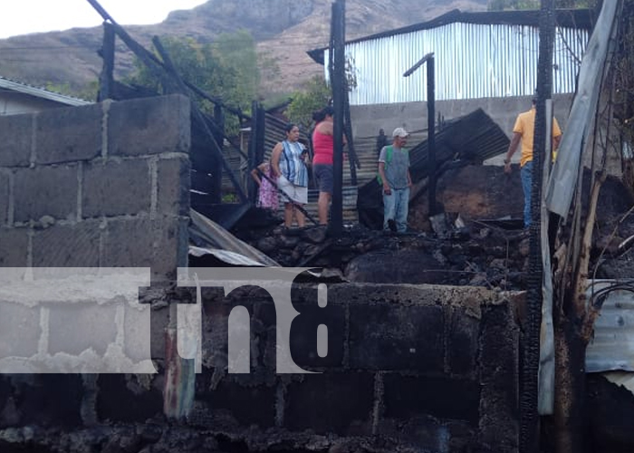 Foto: Bomberos luchan contra voraces llamas en incendio nocturno en Jinotega/TN8