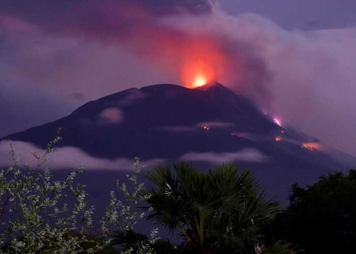 Evacuados por erupción de volcán en Indonesia