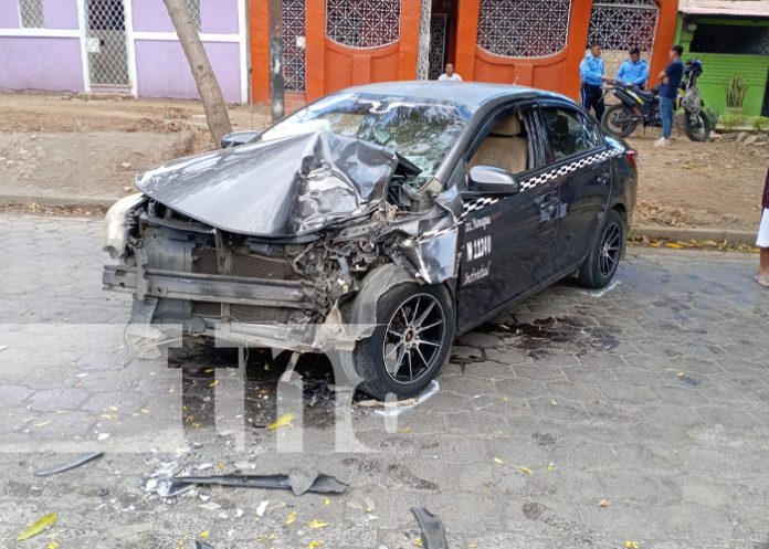 Al estilo de carros chocones: Busero y taxista protagonizan fuerte accidente