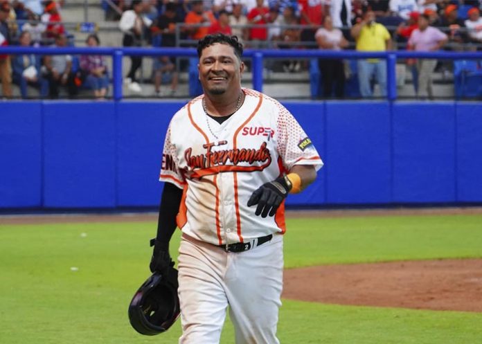 Renato Morales aterriza en los 1,500 hits con bate de madera