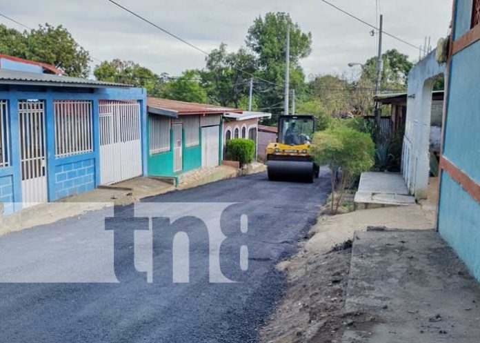 Foto: Reparación de calles en el barrio Tierra Prometida, en Managua / TN8