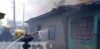Foto: Fuerte incendio en una tapicería del barrio Jorge Dimitrov en Managua / TN8