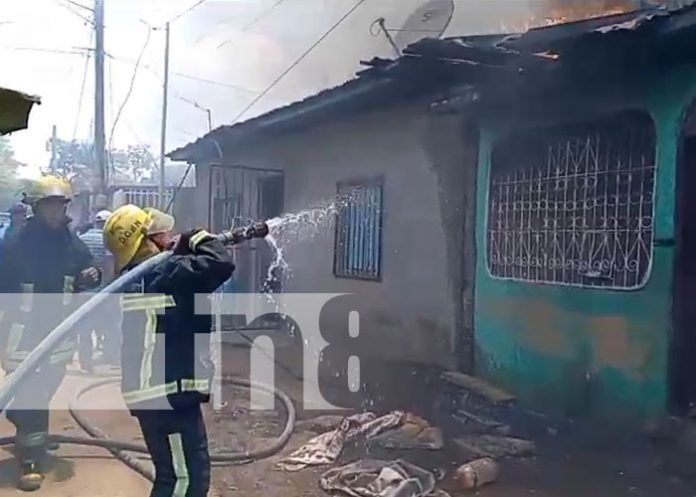 Foto: Fuerte incendio en una tapicería del barrio Jorge Dimitrov en Managua / TN8