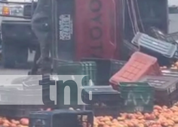 Foto: Accidente con camioneta llena de tomates en Carretera Matagalpa-Sébaco / TN8