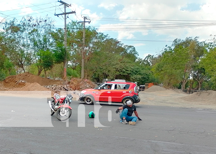 Colisión de motocicletas cerca de los semáforos de ENEL Central