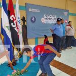 Estudiantes del centro Simón Bolívar depositan ofrendas florales