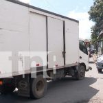 Choque entre carro y camión deja a una mujer herida en el barrio 19 de julio en Managua