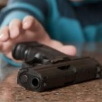 Niño de 2 años se disparó con un arma accidentalmente en Florida, Estados Unidos