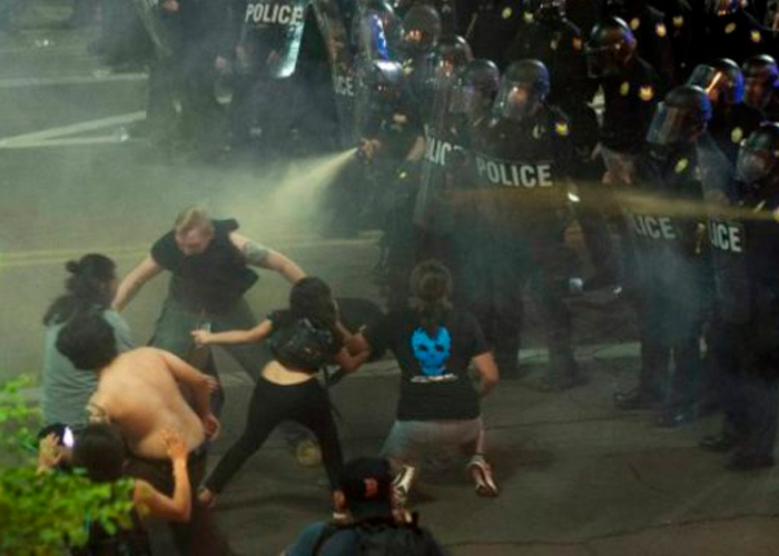 Foto: Policía reprime a universitarios /cortesía