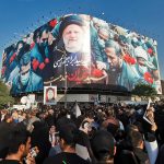 El líder supremo de Irán preside el funeral del presidente Raisi