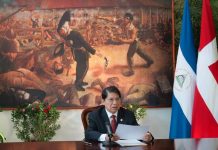 Foto: Canciller de Nicaragua recibe copias de estilo del Embajador de Dinamarca