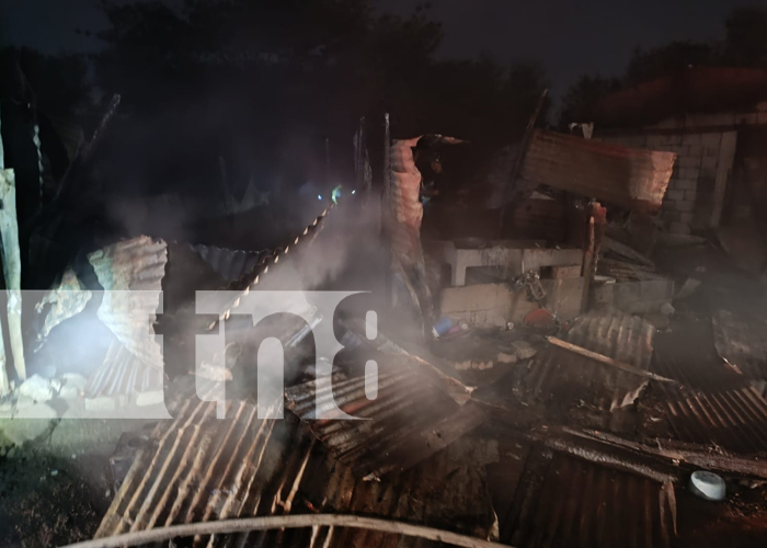 Foto: Incendio consume a cenizas tres viviendas en el barrio Jorge Salazar, Managua/TN8