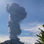 Indonesia evacúa siete poblados por erupciones del volcán Ibu