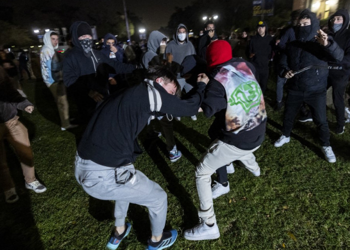 Foto:Campamento propalestino es atacado por grupos contramanifestantes en California/Cortesía
