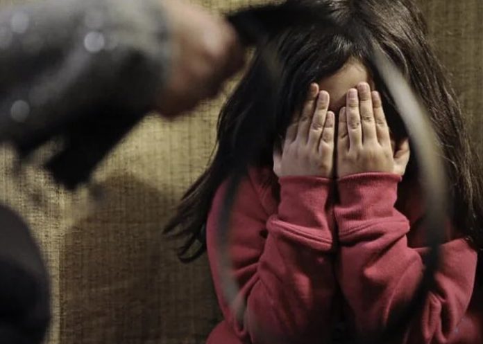 Encuentra a su esposo abusando de su hija en Brasil