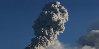 Entra en erupción un volcán en el este de Indonesia