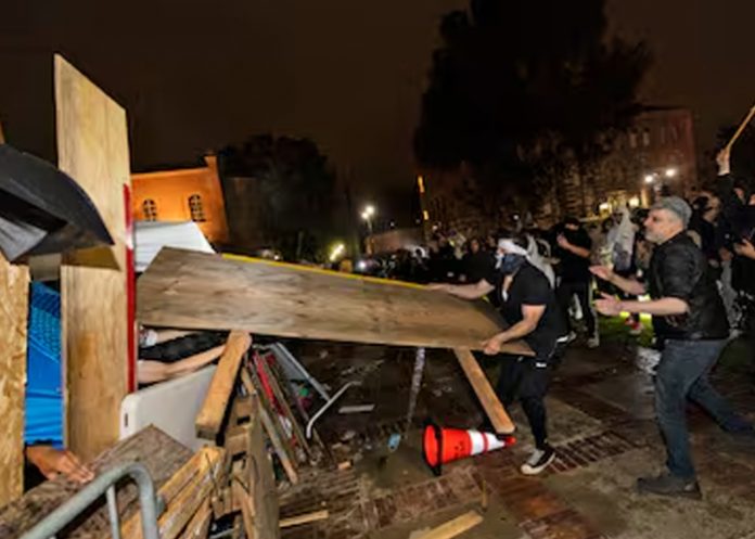 Campamento propalestino es atacado por grupos contramanifestantes en California