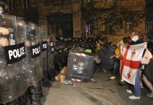Policía de Georgia dispara balas de goma y gas lacrimógeno contra manifestantes