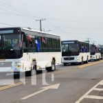 Foto: Buses chinos pasan por la ciudad de León / TN8