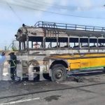 Foto: Bus quemado en una calle al norte de Nicaragua