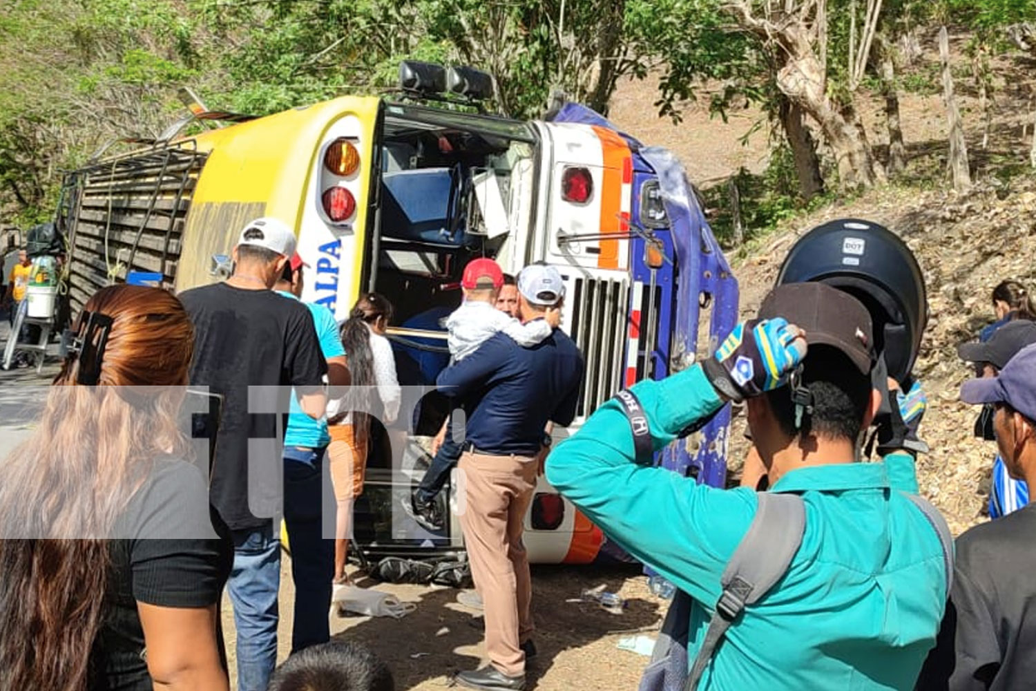 Foto: Vuelco de bus en trayecto Matagalpa - El Cuá - Bocay / TN8