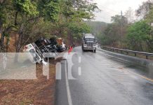 Foto: En medio de la lluvia, un camión se volcó en las vueltas Las Ñambaras / TN8