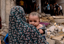 Niños de Gaza mueren de hambre: La trágica búsqueda de una madre por leche