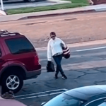 "Falla en la Matrix": Mujer queda inmóvil en estacionamiento y desata teorías virales