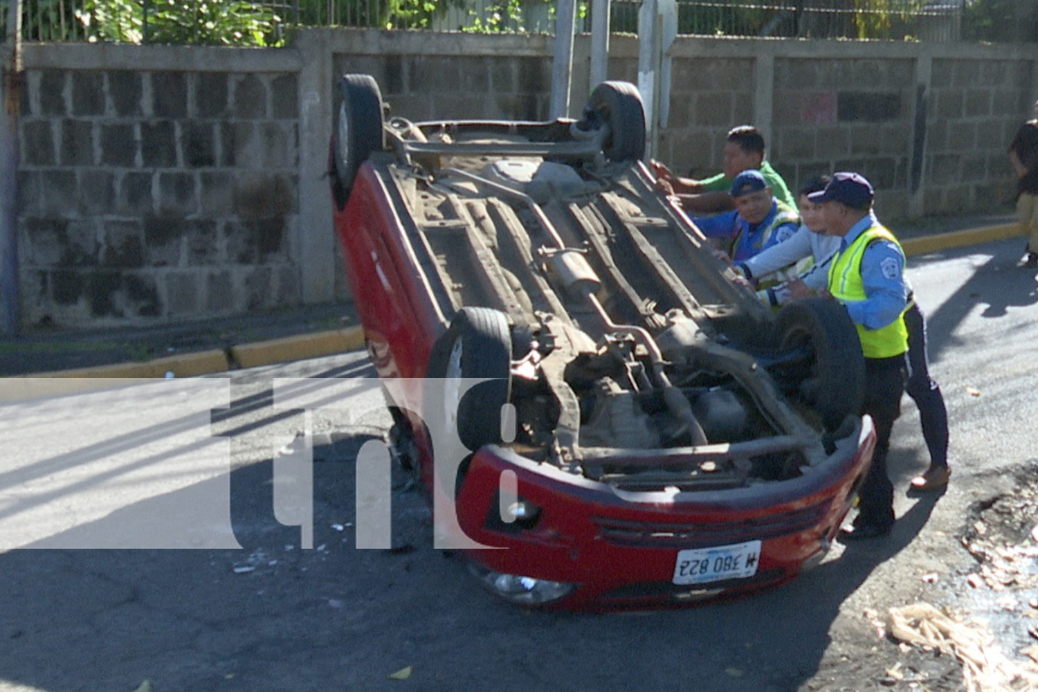 Foto: Irrespeto a luz roja deja un carro volcado /TN8