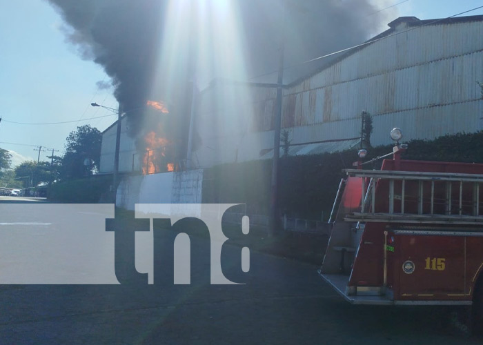 Foto: Incendio en una fábrica de Dolores, Carazo / TN8